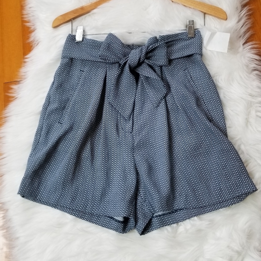 H&M Geometric blue/white highwaisted belted shorts